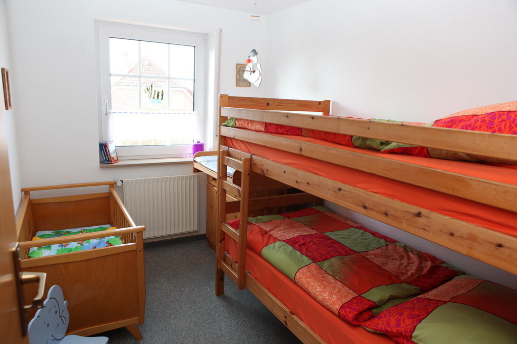 Schlafzimmer mit Etagen- und Kinderbett